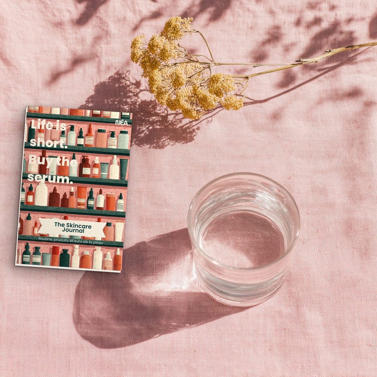 Journal skincare ouvert à côté de produits de soin